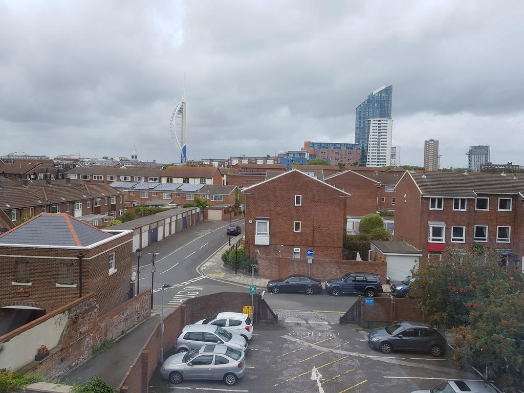 Braganza House Lägenhet Portsmouth Exteriör bild
